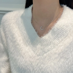 Détail du collier croissant de lune en argent avec diamants pavés sur un mannequin
