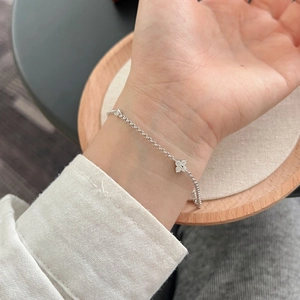 Elegant S925 sterling silver chain bracelet with a sparkling clover diamond pendant