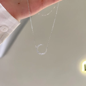 Collier lune en argent sterling S925 orné de moissanite pavée avec chaîne fine