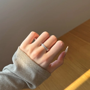 Vue détaillée d'une bague éternité en argent sterling S925 avec pavage de zircons