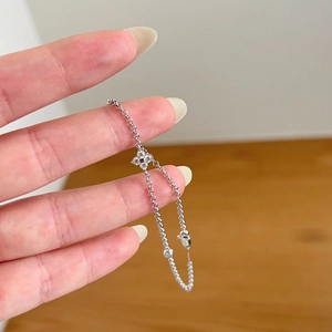 S925 sterling silver four-leaf clover bracelet with sparkling moissanite for women