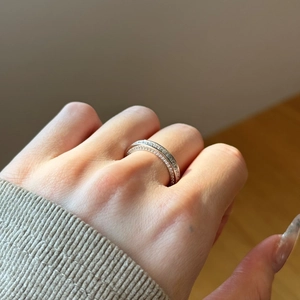 Bague double en argent sterling S925 sertie de micro-oxydes de zirconium sur la main