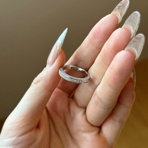 Détail de l'anneau d'éternité en argent 925 avec pavé de diamants étincelants