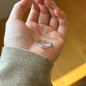 Vue macro d'une bague éternité en argent avec micro-pavage de zircons sur l'anneau