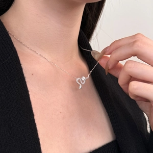 Elegante S925 Sterlingsilber Schlangen-Halskette mit glitzernden Moissanit-Steinen