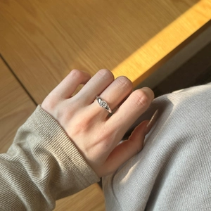 Close-up of a S925 sterling silver solitaire ring with a round diamond on a woman's finger