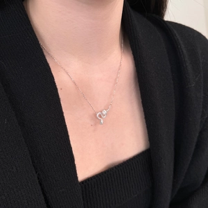 Detail der Schlangen-Halskette aus S925 Silber mit Moissanit-Besatz am Modell