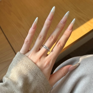 Elegant S925 sterling silver solitaire ring with a round cut diamond on a model's hand
