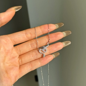 Elegante S925 Silber Schlangen-Halskette mit Moissanit-Pavé und feiner Kreuzkette für Damen