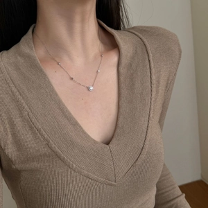 Gros plan du collier en argent massif S925 avec pendentif halo et zircons fins