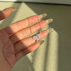 Detailansicht der S925 Sterlingsilber Schlangenkette mit funkelndem Moissanit-Besatz