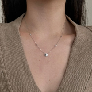 Élégant collier en argent sterling S925 avec pendentif rond et petits diamants étincelants