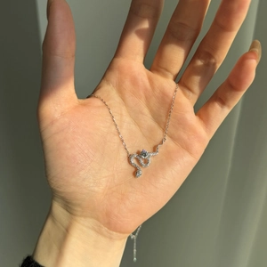 Makroaufnahme einer silbernen Schlangenkette mit aufwendiger weißer Zirkon-Pave-Fassung