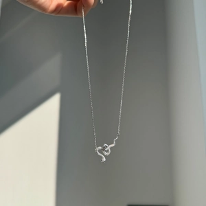 Elegante S925 Sterlingsilber Schlangen-Halskette mit funkelnden Moissanit-Steinen