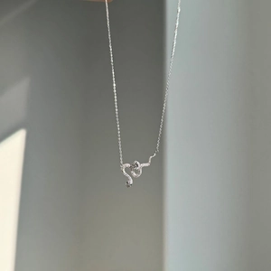 Detailansicht der S925 Sterlingsilber Schlangen-Halskette mit besetzten Moissanit-Steinen