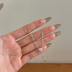 Gros plan du collier en argent sterling S925 avec pendentif rond et petits cristaux