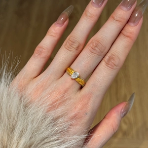 Détail de bague en argent s925 avec diamant poire et anneau gravé en épi de blé