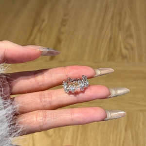 Macro-opname van S925 zilveren ring met delicaat bloempatroon en zirkoniasteen