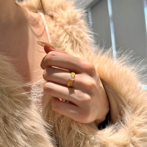 Détail d'une bague en argent s925 doré avec texture épi et cristal en forme de poire