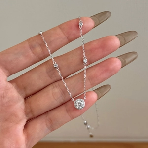 Élégant collier en argent sterling S925 avec pendentif halo circulaire sur le cou d'un modèle