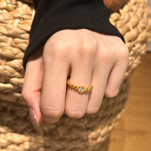 Bague élégante en argent S925 doré avec billes et un cristal rond brillant au centre