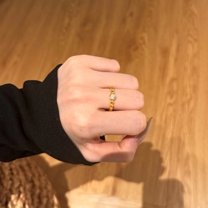 Bague en argent S925 avec perles dorées et zircon rond au design minimaliste