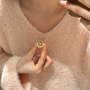 Exquis collier en argent S925 doré avec pendentif ajouré étincelant en forme de soleil