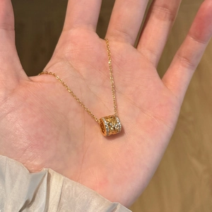 Collier élégant à pendentif cylindre doré orné de cristaux et de motifs de blé