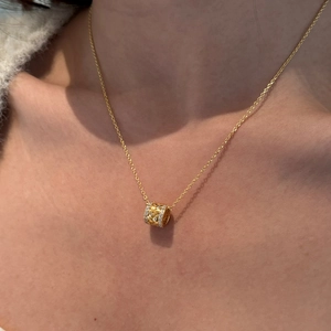 Collier en argent S925 doré avec pendentif cylindre floral et zircons brillants de luxe