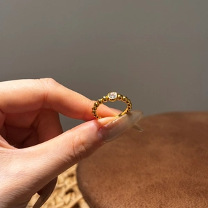 Vue détaillée d'une bague perlée en argent S925 doré avec un zircon rond étincelant