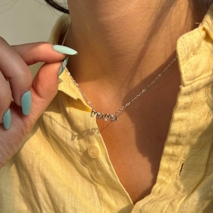 Collar MAMA de plata de ley S925 con circonitas llevado por una modelo