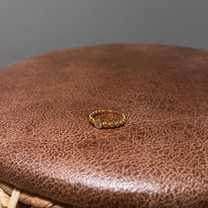 Vue détaillée de la bague perlée en argent S925 avec un zircon central étincelant