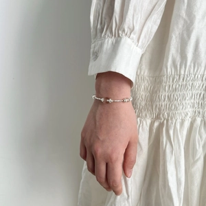 Détail du bracelet en argent sterling S925 avec cristaux clairs sur le poignet d'une femme