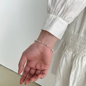 Bracelet perlé exquis en argent sterling S925 pour femme sur poignet avec robe blanche
