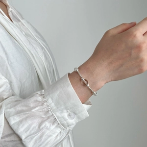 Bracelet en argent sterling S925 avec perle de cristal porté sur un poignet femme