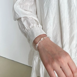 Détail du bracelet en argent sterling S925 avec perles de cristal sur le poignet