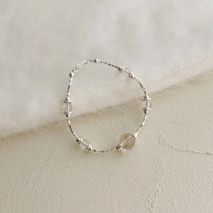 Bracelet élégant en argent sterling S925 avec cristaux blancs sur fond en peluche