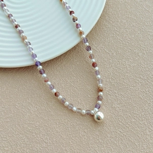 Collier en argent S925 avec pierres naturelles mauves, perles blanches et pendentif sphérique