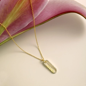 Détail du pendentif MAMA en argent S925 avec finition dorée et oxydes de zirconium