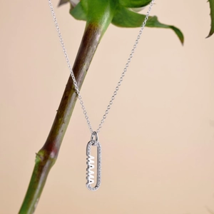 Gros plan du collier MAMA en argent sterling S925 avec des pierres de zircone brillantes