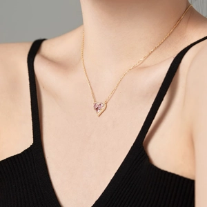 Detailansicht der S925 Sterlingsilber Herzkette mit rosa Edelstein am Modell