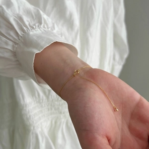 Detail of adjustable S925 sterling silver gold chain bracelet with sliding ball clasp