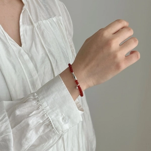 Elegante bracciale in argento 925 con perle di agata rossa e pendente a forma di pesce