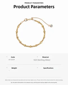 Détail d'un bracelet en perles d'argent 925 avec plaquage or et fermoir mousqueton