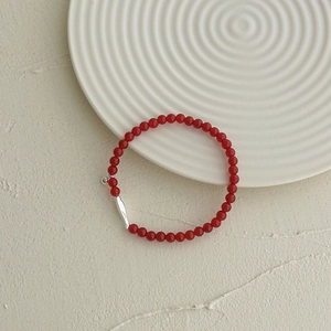 Dettaglio del bracciale in argento S925 con perline di agata rossa e ciondolo a foglia