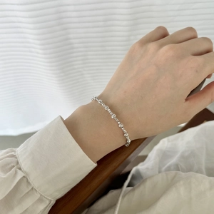 Bracelet classique à billes en argent sterling S925 avec texture brossée élégante au poignet