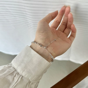 Détail du bracelet perlé en argent sterling S925 avec fermoir mousqueton au poignet