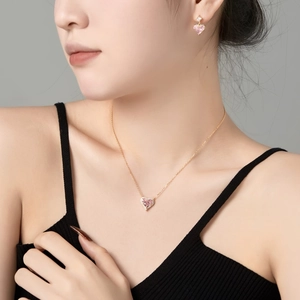 S925 Silber Herz Schmuckset mit rosa Kristall Halskette und Ohrringen am Modell