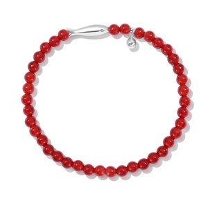 Bracciale in argento S925 con perle di agata rossa e chiusura a pesce su fondo bianco