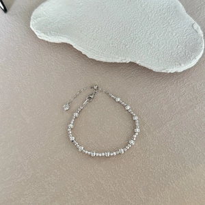 Détail du bracelet perlé en argent sterling S925 avec texture brossée et fermoir